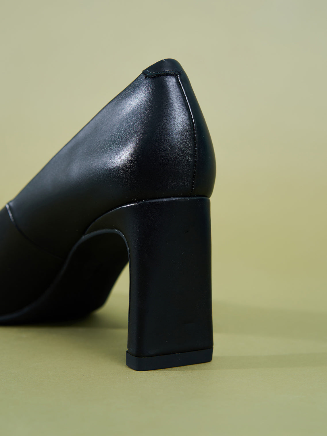 รองเท้าส้นสูงสตรีใส่ทำงานแบรนด์Yody  ส้นสูงแบบสี่เหลี่ยม กันขีดข่วน เกรดดี GIN5042